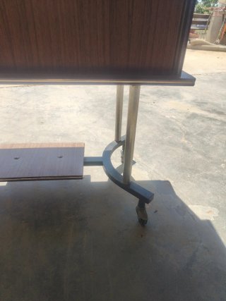 Mueble para máquina de coser con ruedas