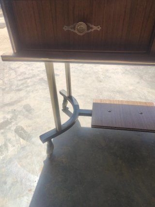 Mueble para máquina de coser con ruedas