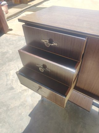 Mueble para máquina de coser con ruedas