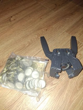 Embotellador de chapas y tapas