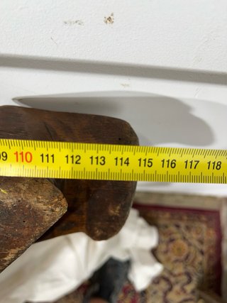 Antiguo yugo de madera tallado