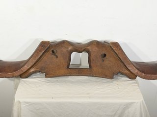 Antiguo yugo de madera tallado