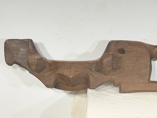 Antiguo yugo de madera tallado