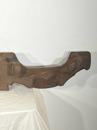 Antiguo yugo de madera tallado