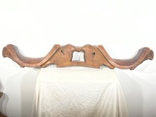 Antiguo yugo de madera tallado
