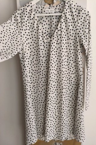Vestido blanco con lunares negros