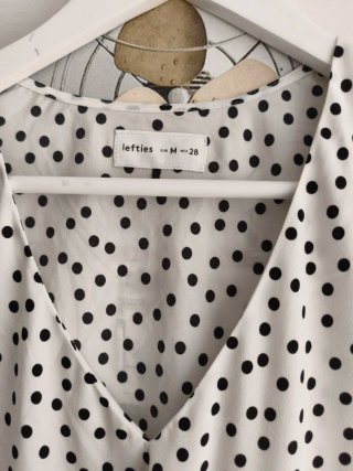 Vestido blanco con lunares negros