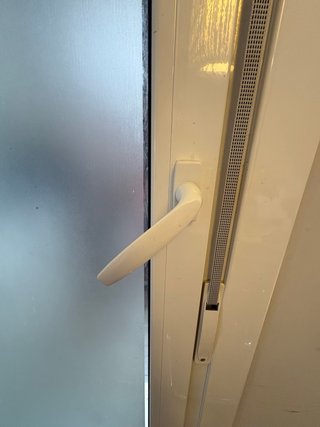 Puerta balcónera blanca oscilobatiete con persiana