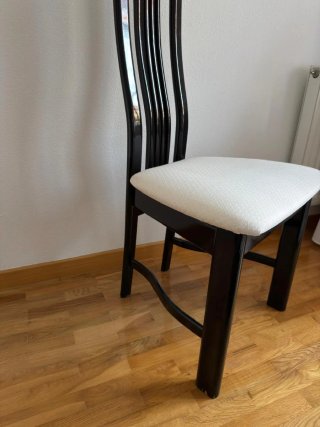 Sillas lacadas y tapizadas