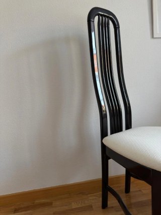 Sillas lacadas y tapizadas