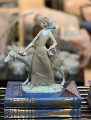 Figura Lladró Pastorcilla con Cabra