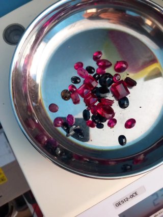 Lotto gemme sfaccettate rosse e miste (120 Ct / 24