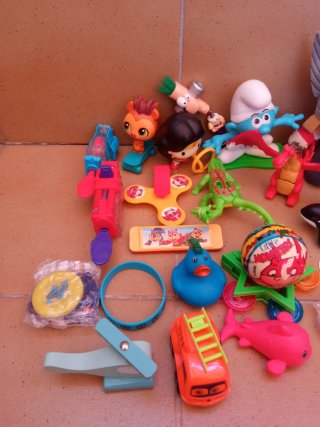 Lote de juguetes y carrito