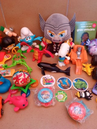 Lote de juguetes y carrito