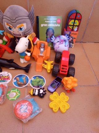 Lote de juguetes y carrito