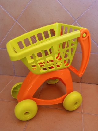 Lote de juguetes y carrito