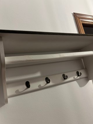 Estantería de pared con ganchos