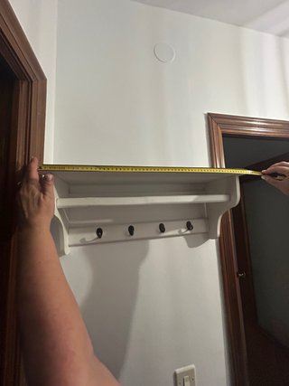 Estantería de pared con ganchos