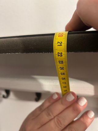 Estantería de pared con ganchos