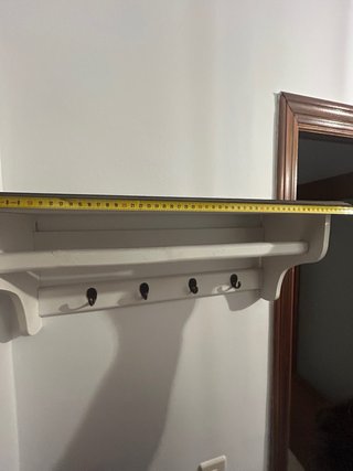 Estantería de pared con ganchos