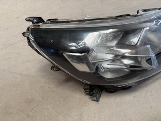 Faro derecho Toyota Hilux 2022