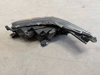 Faro derecho Toyota Hilux 2022