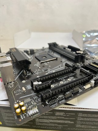 Placa Base Gigabyte B550M DS3H