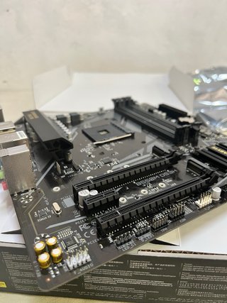 Placa Base Gigabyte B550M DS3H