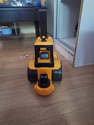 Tractor de juguete amarillo