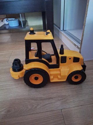 Tractor de juguete amarillo