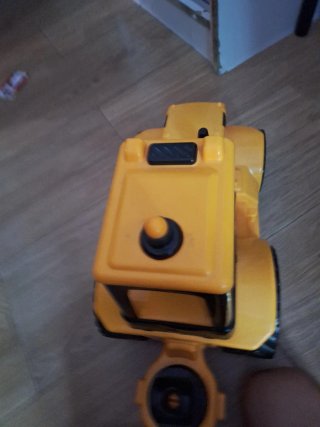 Tractor de juguete amarillo