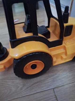 Tractor de juguete amarillo