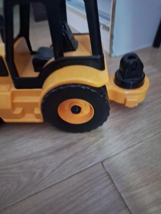 Tractor de juguete amarillo