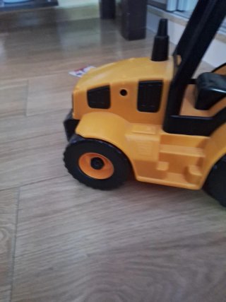 Tractor de juguete amarillo
