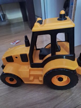 Tractor de juguete amarillo