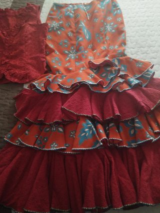 Traje de flamenca rojo y naranja,
