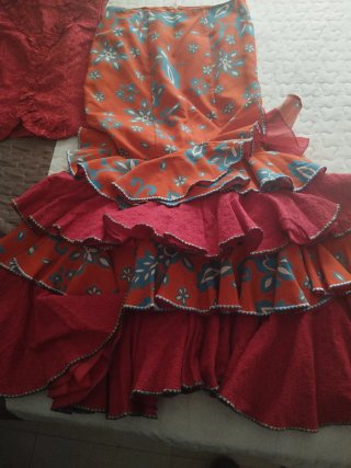 Traje de flamenca rojo y naranja,