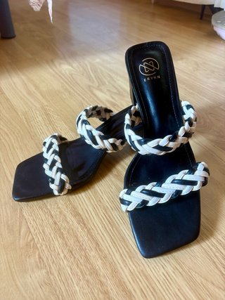 Sandalias Erynn negras y blancas trenzadas
