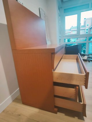 Cómoda de madera con cajones