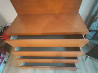 Cómoda de madera con cajones