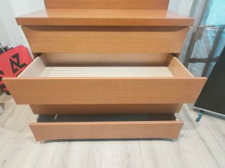 Cómoda de madera con cajones