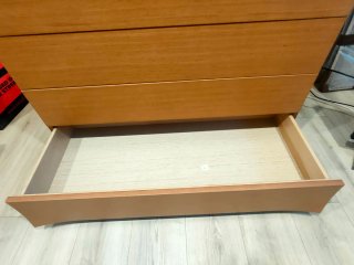 Cómoda de madera con cajones