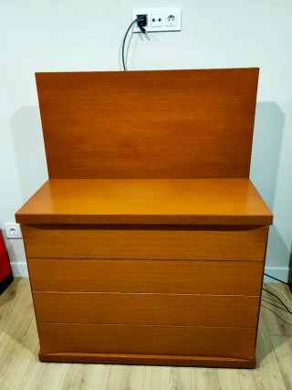 Cómoda de madera con cajones