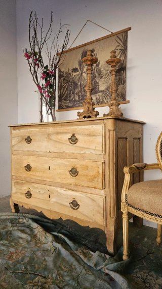 Cómoda antigua grande de madera