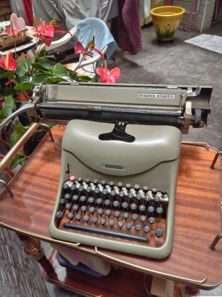 Máquina de escribir Hispano Olivetti Lexicon 80