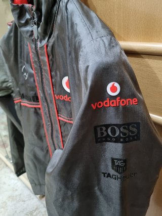 Chubasquero Vodafone McLaren Mercedes 2013