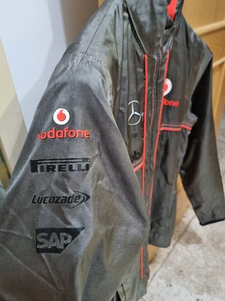 Chubasquero Vodafone McLaren Mercedes 2013
