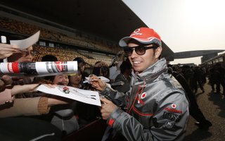 Chubasquero Vodafone McLaren Mercedes 2013