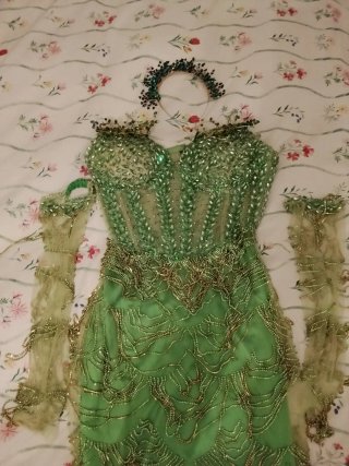Se vende vestido color verde manzana. De. Piedras
