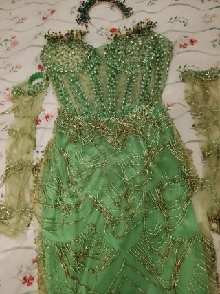 Se vende vestido color verde manzana. De. Piedras